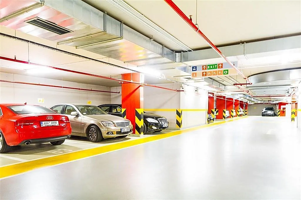 Pronájem garážového stání 15 m²